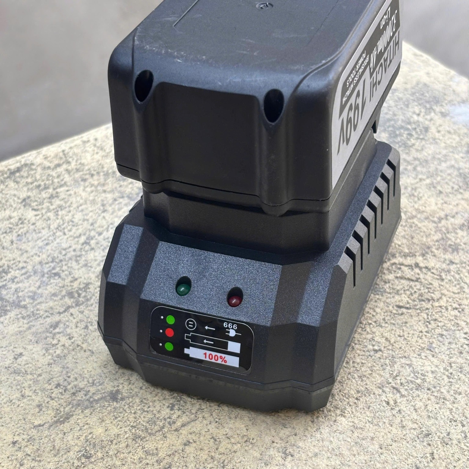 Pin 20 Cell chân Makita và chân sạc